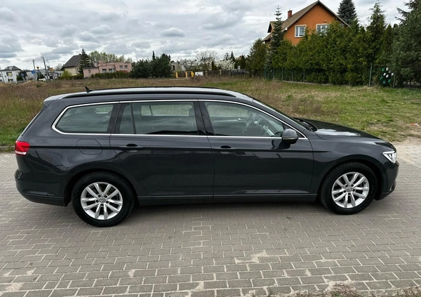 Volkswagen Passat cena 46900 przebieg: 287517, rok produkcji 2014 z Pieniężno małe 79
